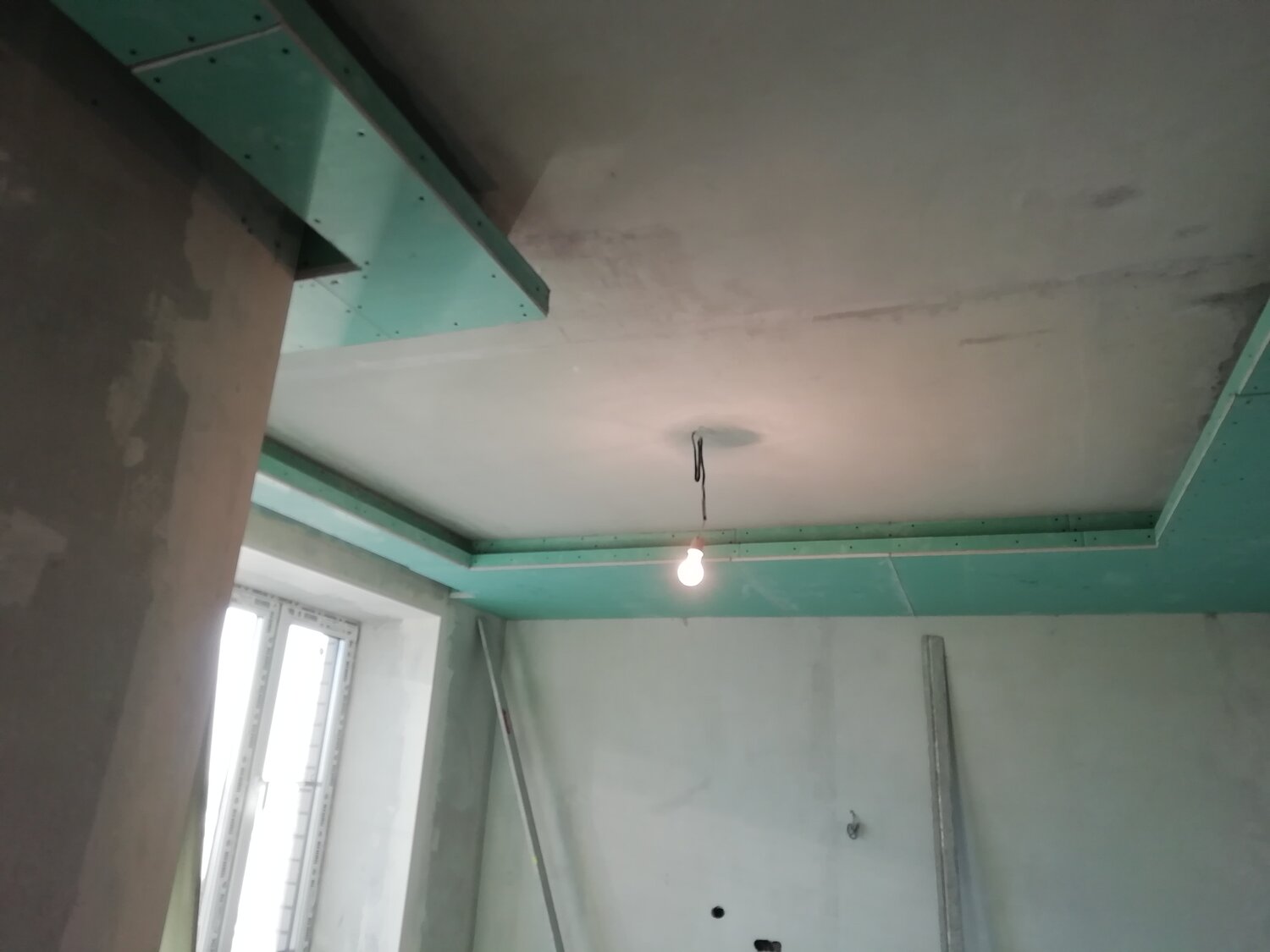 потолок из гипсокартона черновой, гипсокартон, потолок из гипсокартона двухуровневый, гипсокартон монтаж своими патолокам 3.50 6, натяжной потолок с коробом из гипсокартона