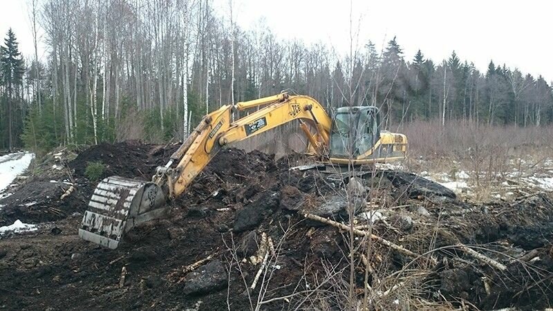 экскаватор мтп 71 утонувший в болоте, корчевание пней экскаватором торфяной участок, экскаватор в болоте, харвестер в болоте, утопленные экскаваторы