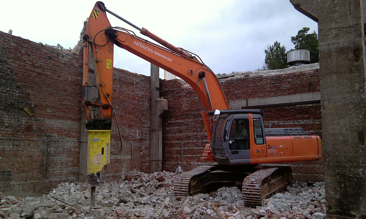 гидромолот на экскаватор хитачи, экскаватор hitachi 240 с гидромолотом, doosan 225 с гидромолотом, строительная техника, вибропогружатель doosan