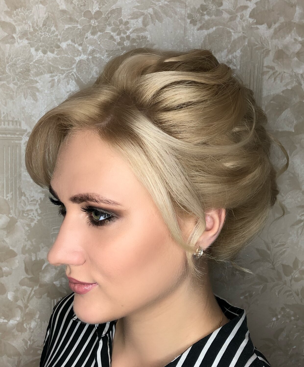 прически и макияж, прическа пучок на короткие волосы, девушка, образы на выпускной 2019 макияж и прическа, девушки