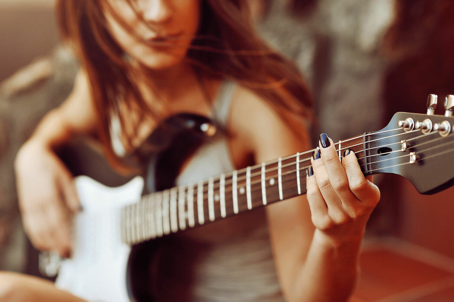 гитара в руках девушки, гитара, the guitar, гитара для начинающих, гитарист