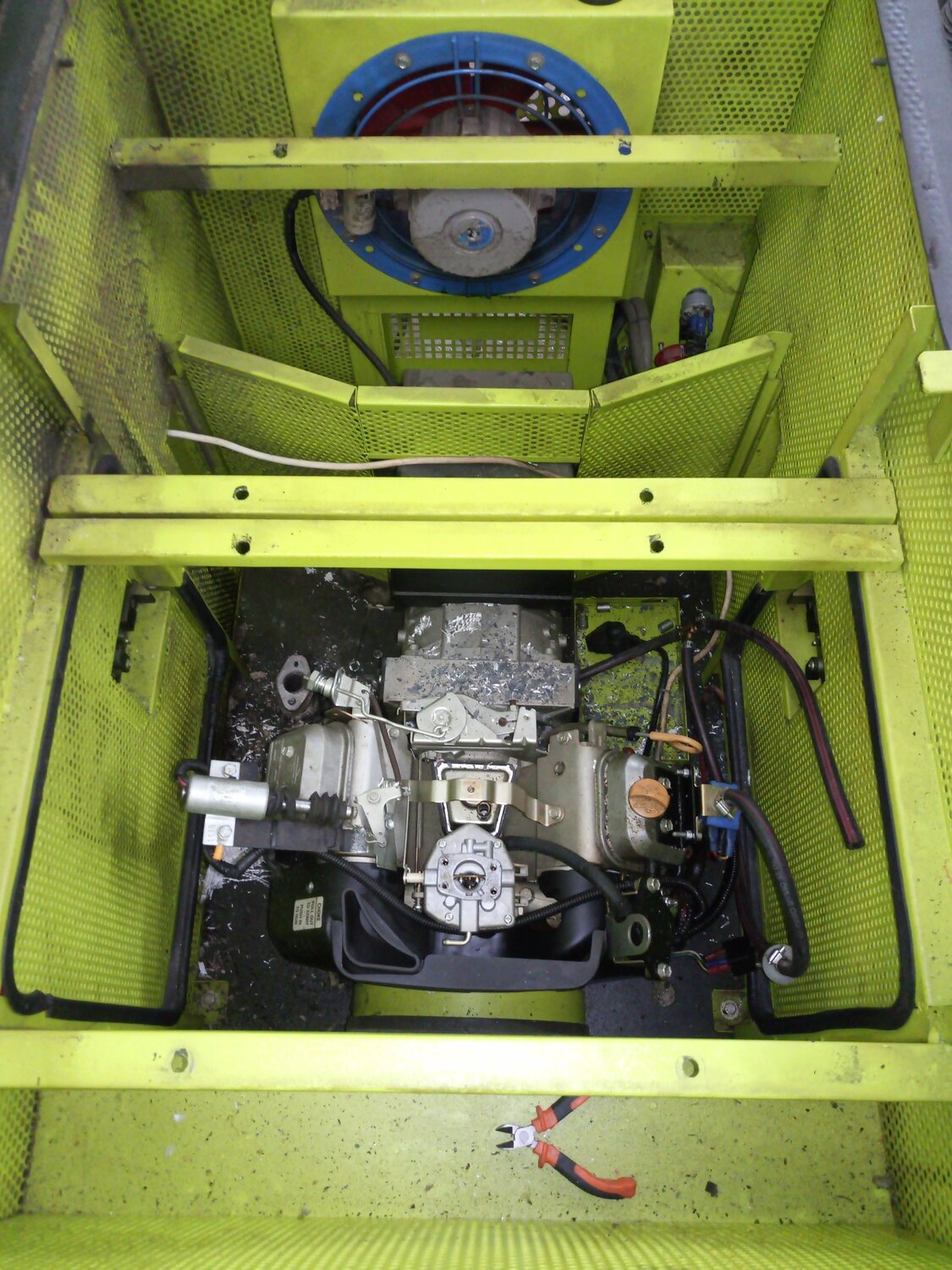 лиаз 5292 двигатель, маз 206 моторный отсек, маз 203 моторный отсек, техника, перкинс двигатель на комбайн тукано 580