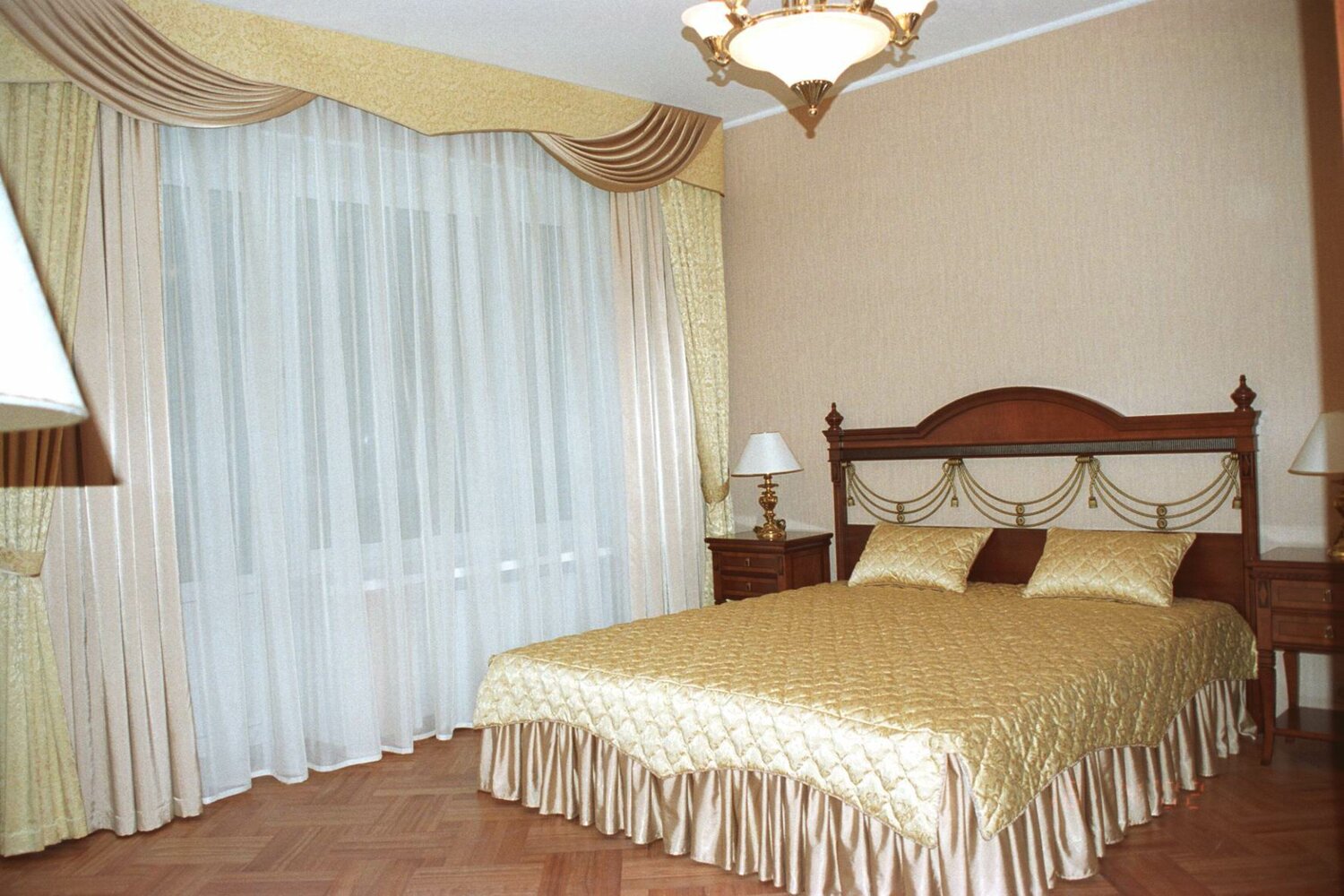 фасоны штор для спальни с ламбрекеном, занавески в спальню, угловые шторы в спальню, в спальне, жёлтые шторы и покрывало