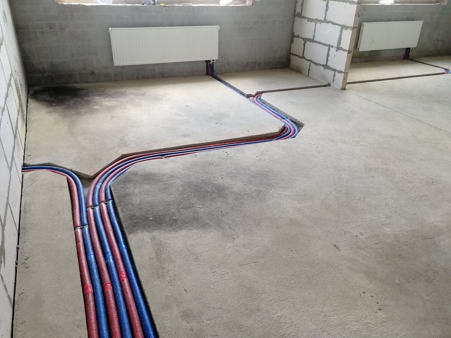 монтаж трубы рехау в полу отопление, трубы отопления в стяжке, разводка отопления rehau, трубы отопления в новостройке, отопление