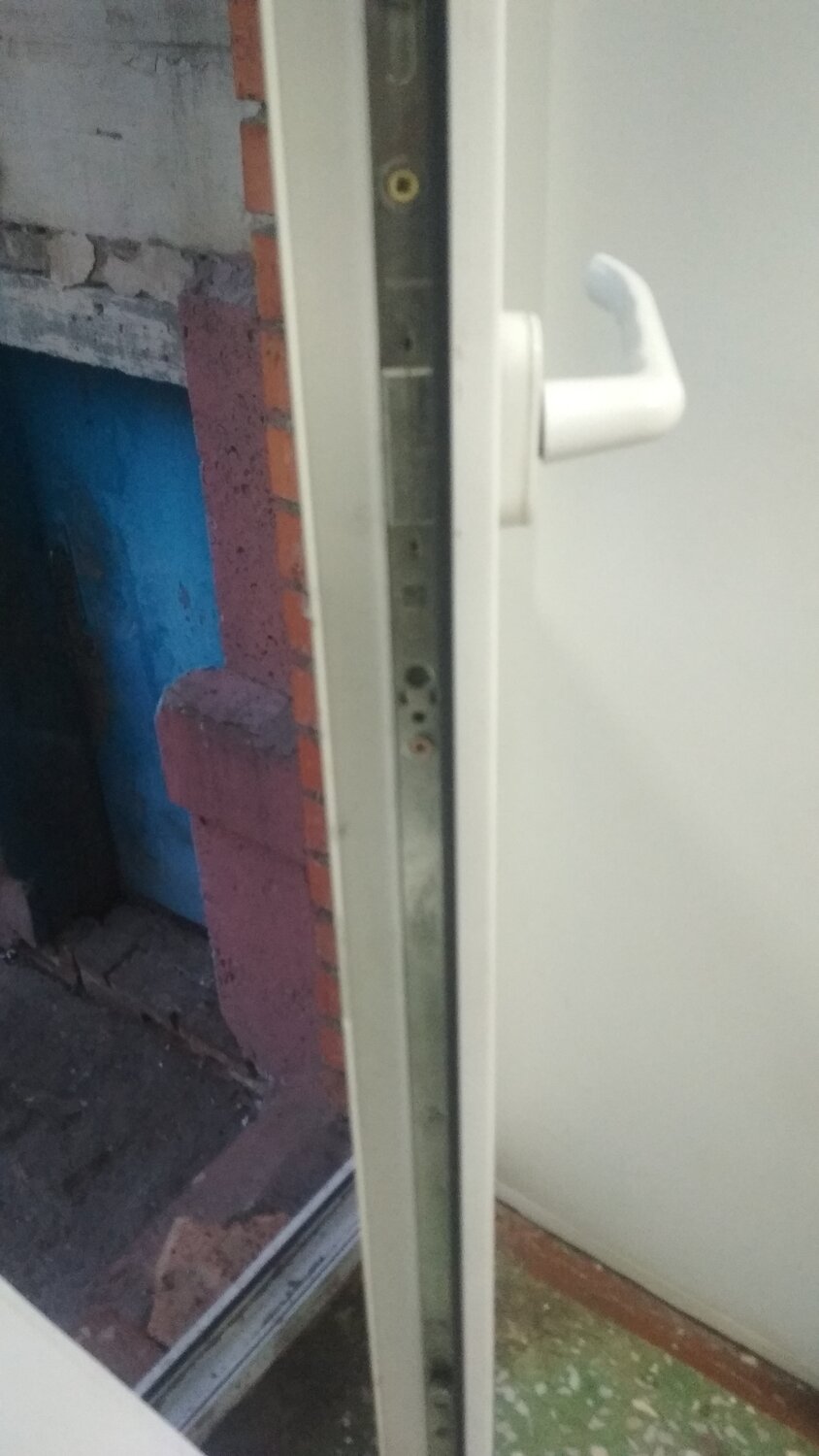 замок на пластиковую дверь на балкон, ручка на балконную дверь своими руками, алюминиевая ручка на балконную дверь монтаж, сквозная ручка для балконной двери, балконная дверь пвх с ключом и замком