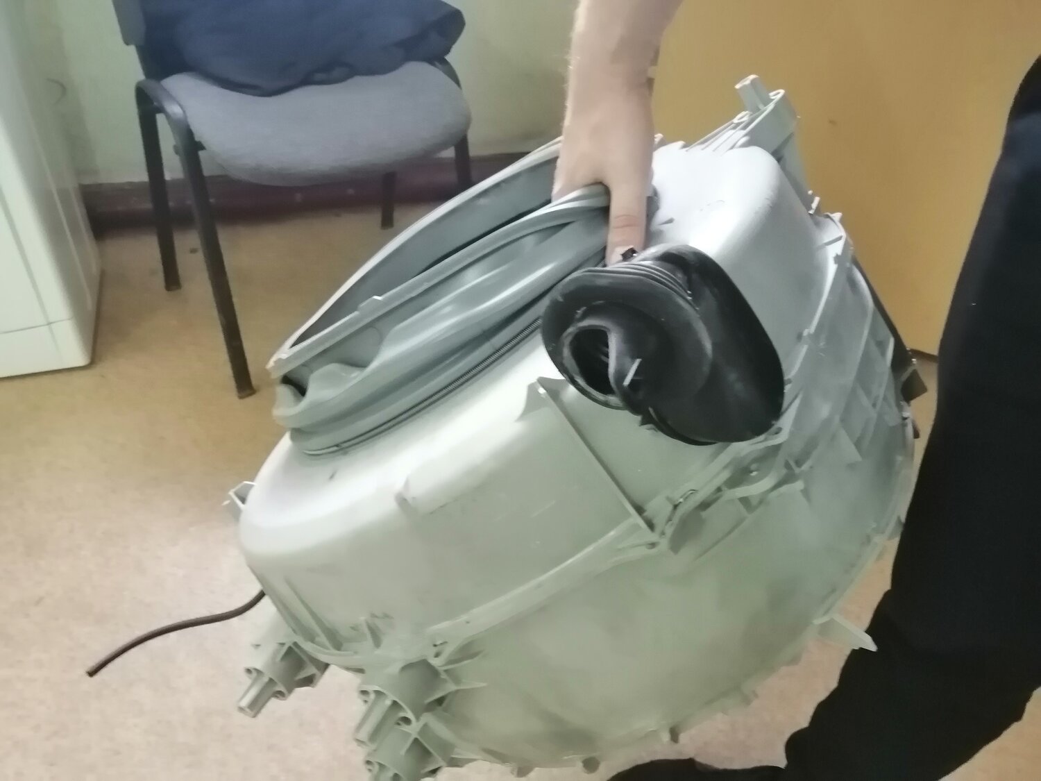 распиленный бак стиральной машины индезит, бак стиральной машинки indesit 8108l, бак стиральной машины индезит wiun 81, разрезаем бак стиральной машины индезит, отрезка бака стиральной машины индезит 104