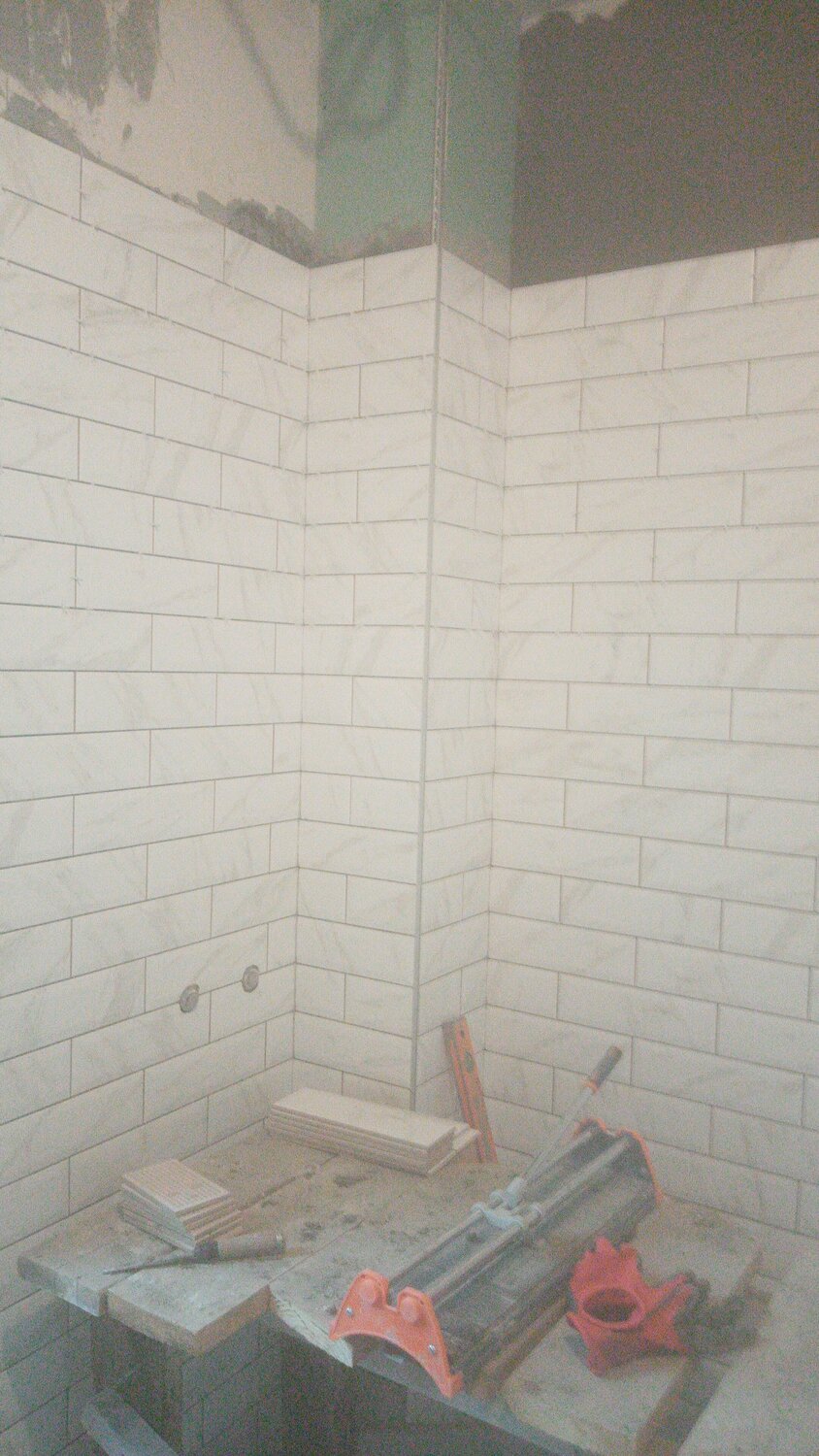 заусовка плитки кабанчик, kerama marazzi кабанчик белый, экран для ванной из плитки кабанчик, плиточник санузел, укладка плитки на кухне