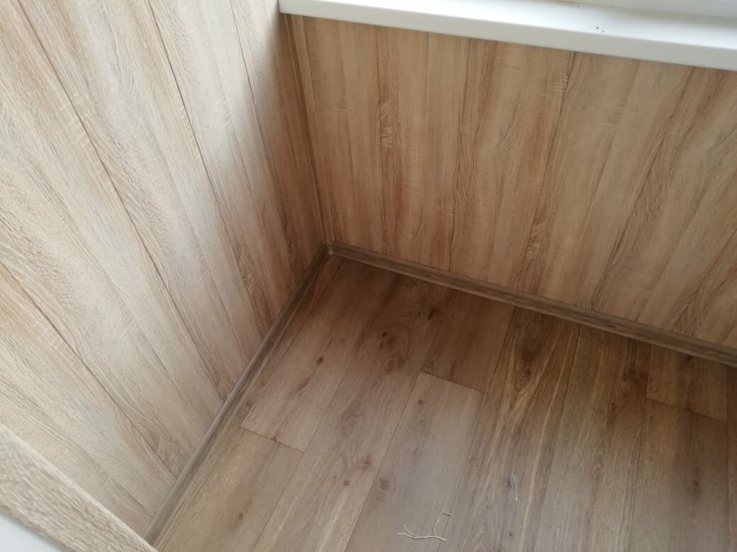 отделка балкона ламинированным дсп, обшивка балкона лдсп, отделка балкона панелями под дерево, отделка лоджии внутри ламинатом, лоджия обшитая мдф панелями под дерево