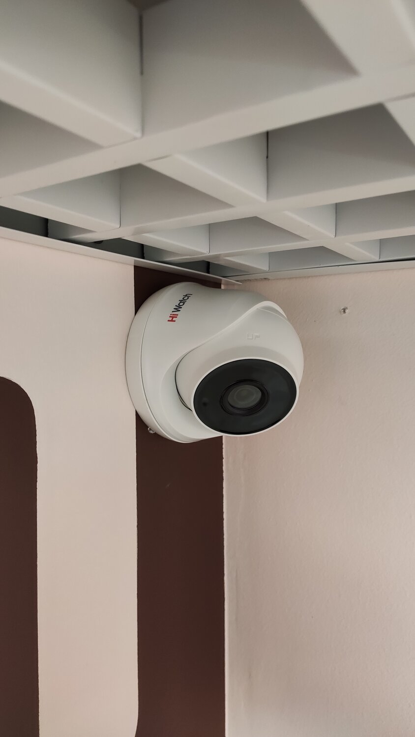 видеокамера на потолке, видеокамера hikvision ds-2ce78u8t-it3 (3.6mm), камера видеонаблюдения в комнате, камера наблюдения, камеры слежения на потолке
