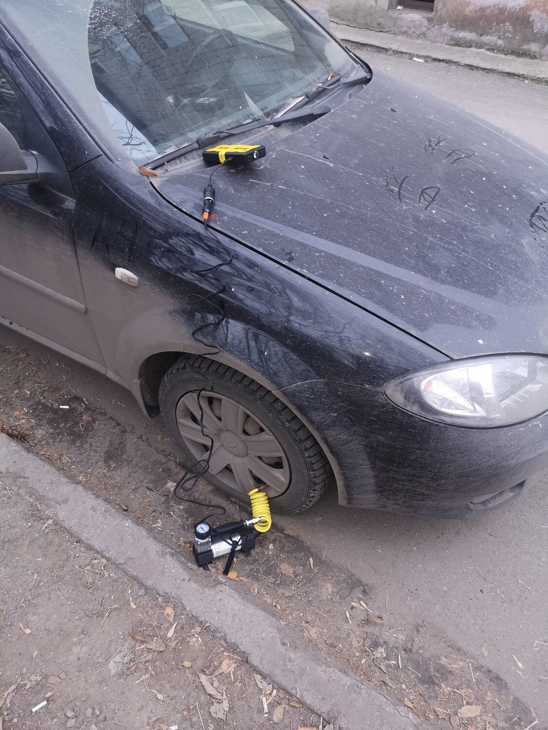 автомобиль, авто, машин, авария audi a4, проткнули колеса во дворе