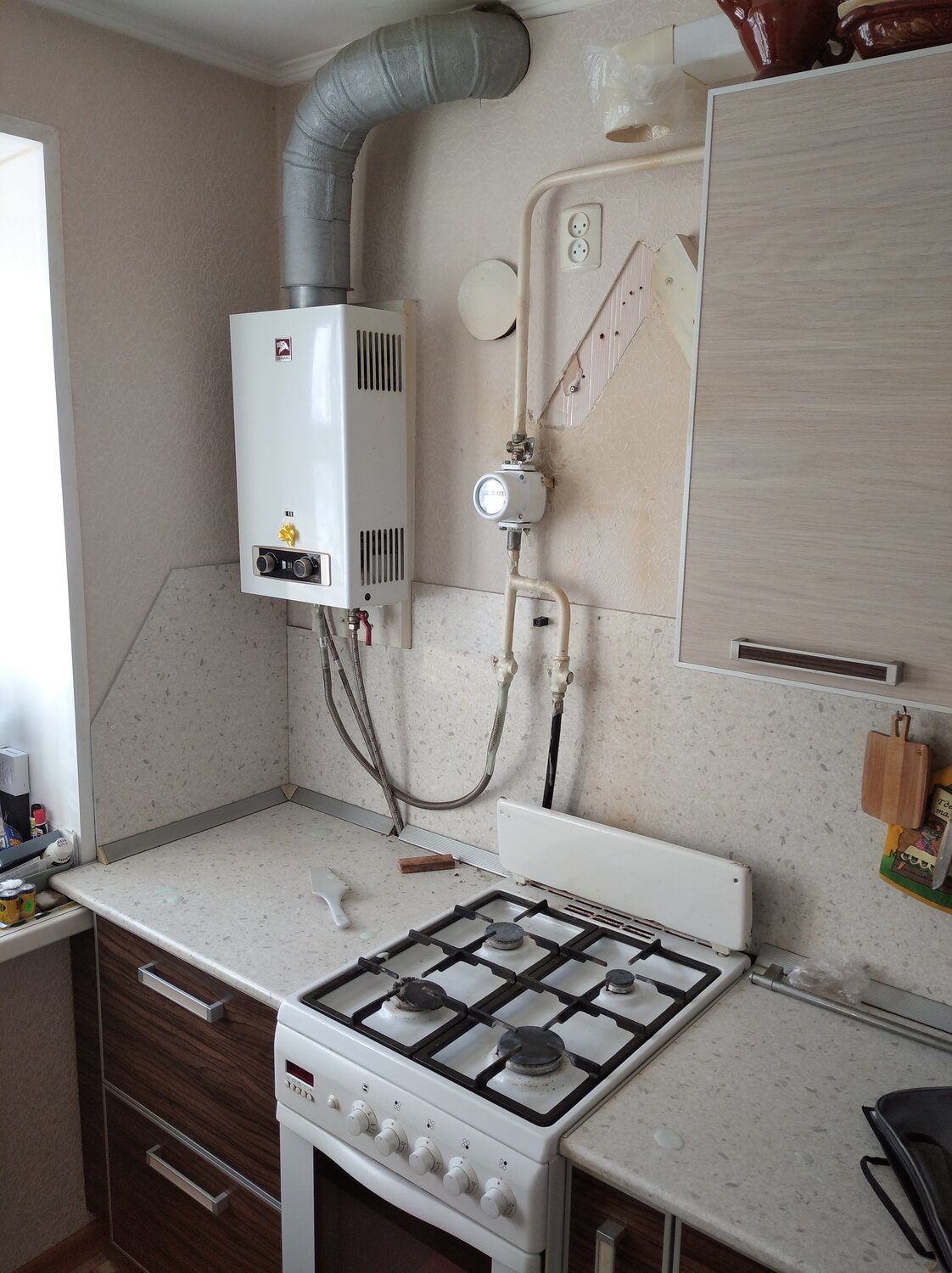 газовая плита и газовая колонка, газовая колонка, газовые котлы, колонки, плиты, вытяжка для водонагревателя газового проточного, газовая плита в котельной
