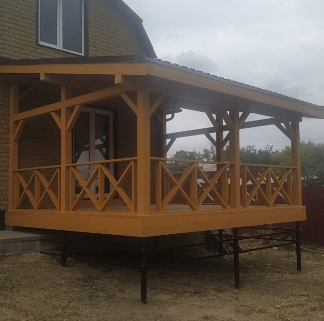 веранда к дому, веранда, деревянная терраса, угловая открытая веранда, деревянная терраса к кирпичному дому