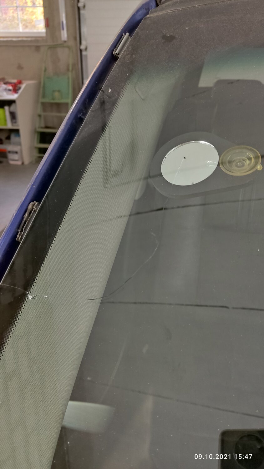 лобовое стекло, трещина на лобовом стекле снаружи, датчик дождя на стекле меган 2, круг на лобовом стекле, треснувшее лобовое стекло