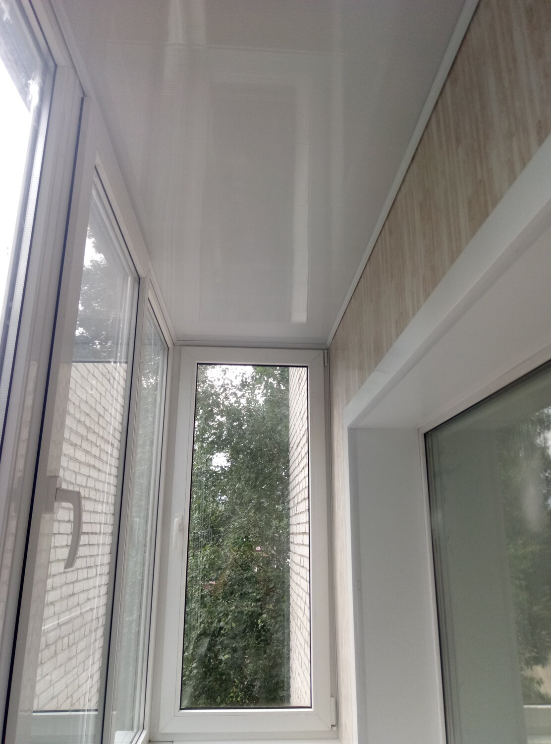 лоджия, балкон, глянцевый потолок на балконе, потолок на балконе, остекление п образной лоджии