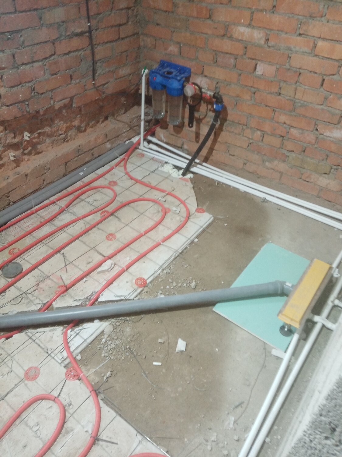 тёплый пол водяной от газового котла, тёплый пол водяной от котла, штробление плиты перекрытия под термодатчик теплого пола, теплый пол в ванной, тёплый пол