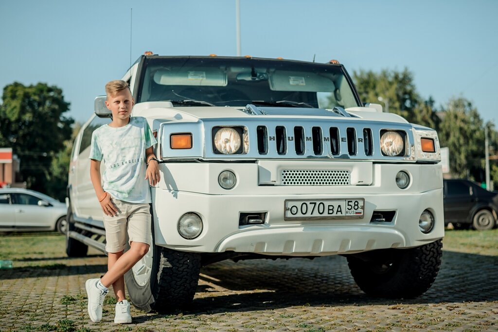 hummer h2, hummer h2 ultimate six, хаммер н2 серебристый, хаммер н2 рядом с человеком, Hummer H1