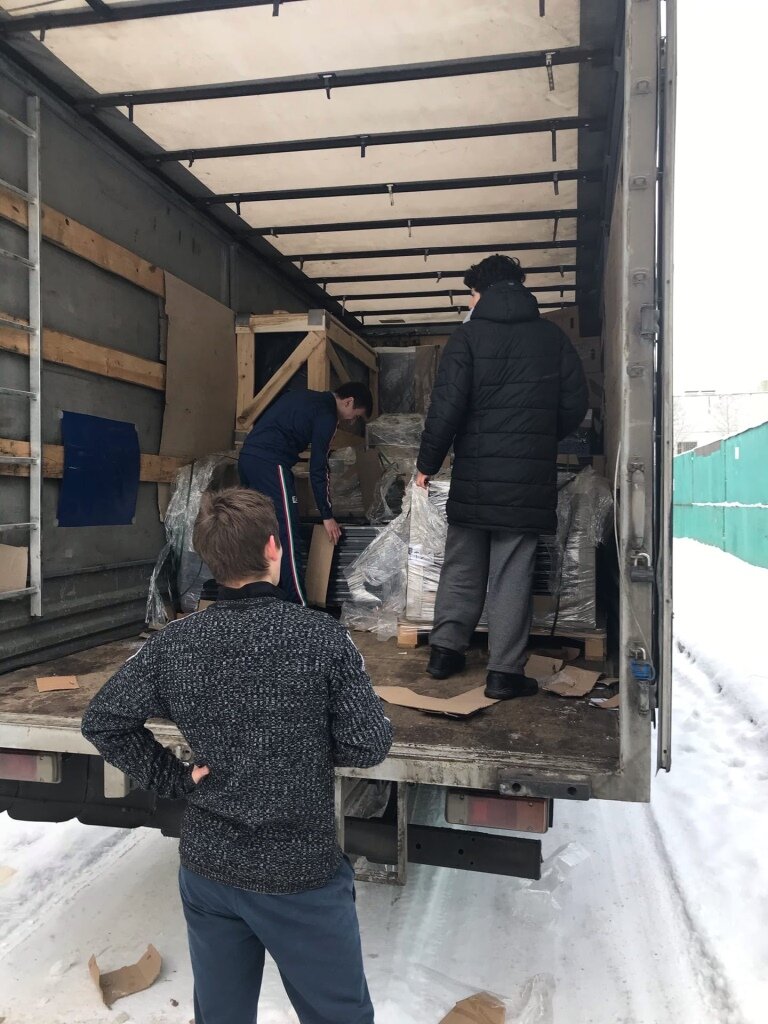 разгрузка фуры, грузчики выгружают фуру, грузовая, техника, грузчик