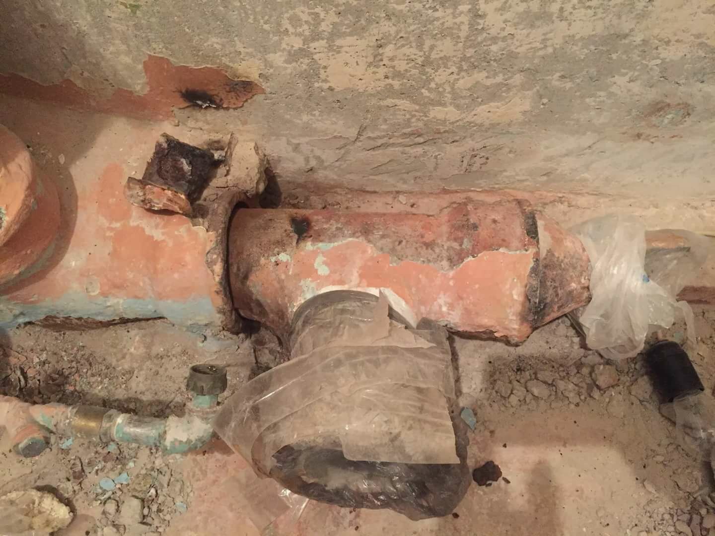 чугунная канализация, расчеканка чугунных труб, расчеканить раструб чугунной трубы, старые чугунные канализационные трубы, чугунные трубы для канализации