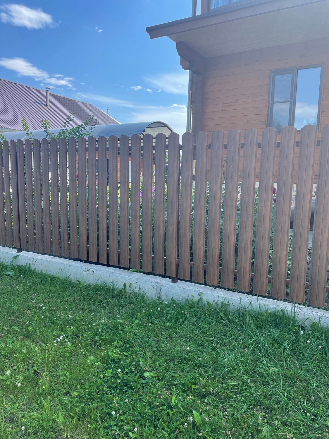 штакетник деревянный, забор из евроштакетника, заборы из металлического штакетника, штакетник забор, забор из евроштакетника под дерево