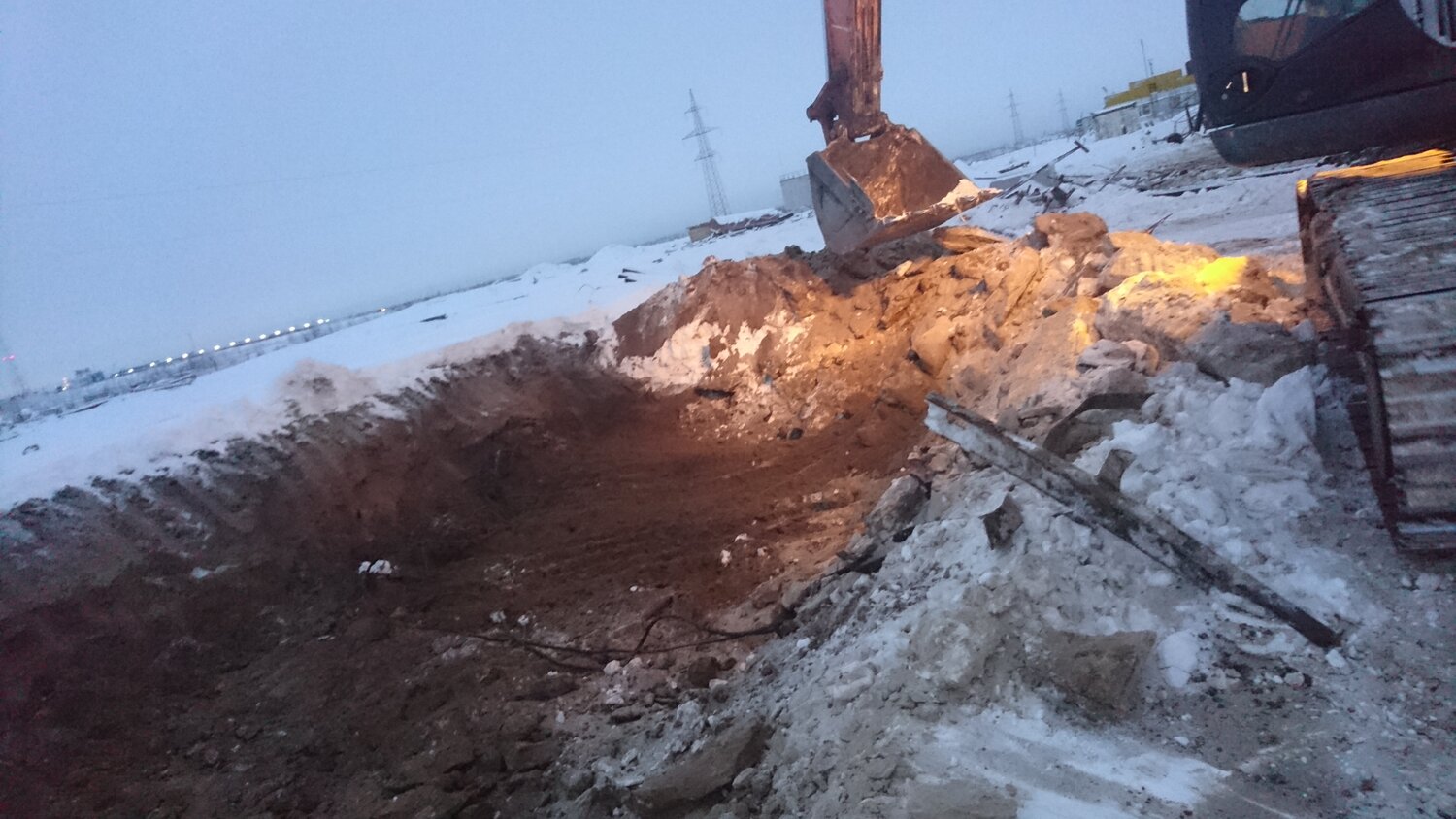 строительство, коммунальная авария, пудож авария водопровода, копка мерзлого грунта, рытье котлована