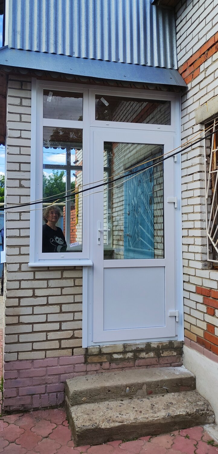 входная пластиковая дверь, пластиковые двери veka входные, пластиковые двери, входные пластиковые двери с боковыми окнами, пластиковые окна и двери