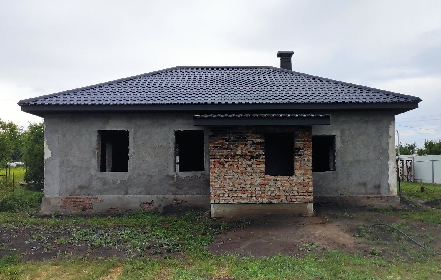 одноэтажный дом, одноэтажный дом кирпичный, дом, загородный дом, крыша одноэтажного дома