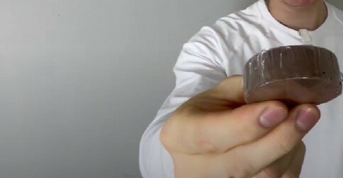 шоколад, шоколадна, шоколадка в руке, шоколадная глазурь, ест шоколад