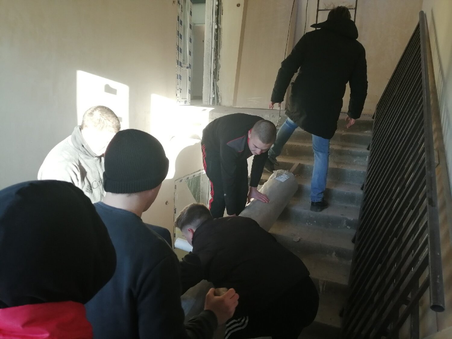 в подъездах, девушка в подъезде, молодежь в подъезде, нападение в подъезде, ноги