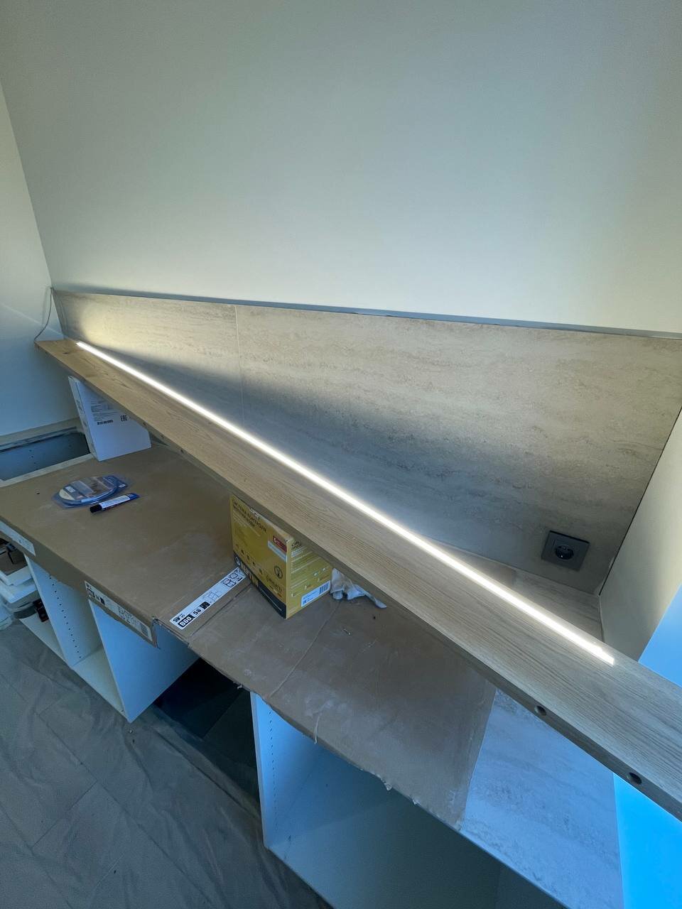 плинтуса для столешницы, подсветка полки, плинтуса скрытого монтажа, плинтус скрытого монтажа с подсветкой, кухня плинтус