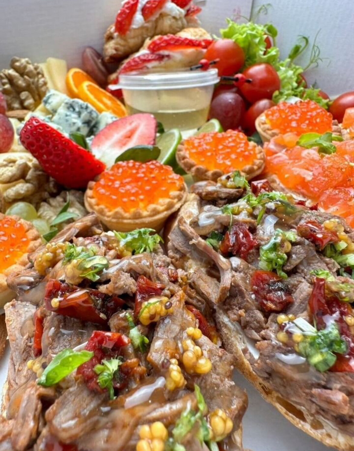 закуска, закуска для фуршета, ассорти брускетт, холодная закуска, кейтеринг закуски