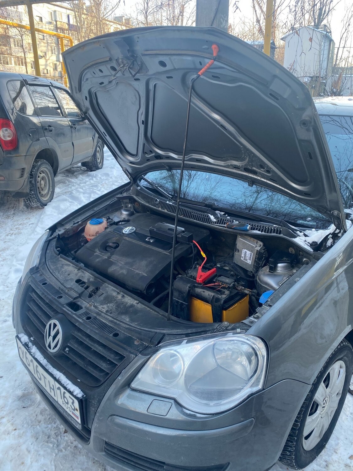 подкапотка volkswagen polo, аккумулятор на авто, промывка форсунок поло седан 1.6, промывка форсунок, поло volkswagen