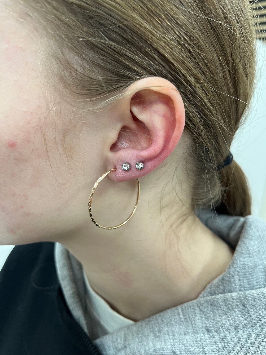 пирсинг уха хеликс, пирсинги уха, прокол хеликс, прокол в ухе, пирсинг хеликс