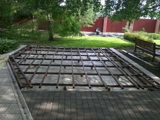 лага из дпк для террасной доски, каркас под террасную доску, металлический каркас под террасу, монтаж террасной доски, основание под террасу