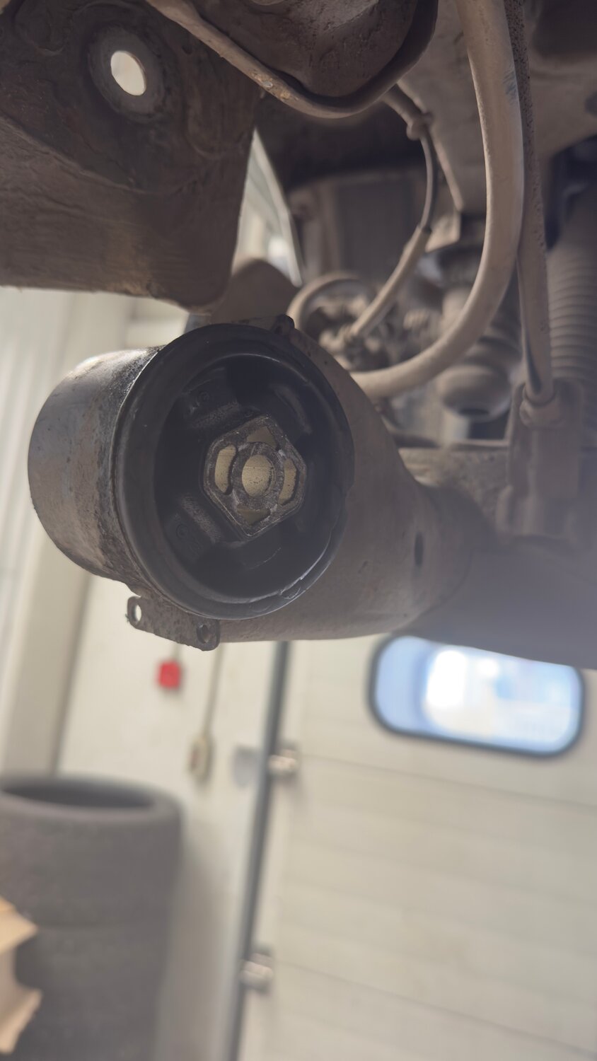 сайлентблок заднeй балки, замена сайлентблоков задней балки, замена сайлентблоков задней балки солярис, сайлентблоки задней балки форд фокус 2, саленблоки на задней балке