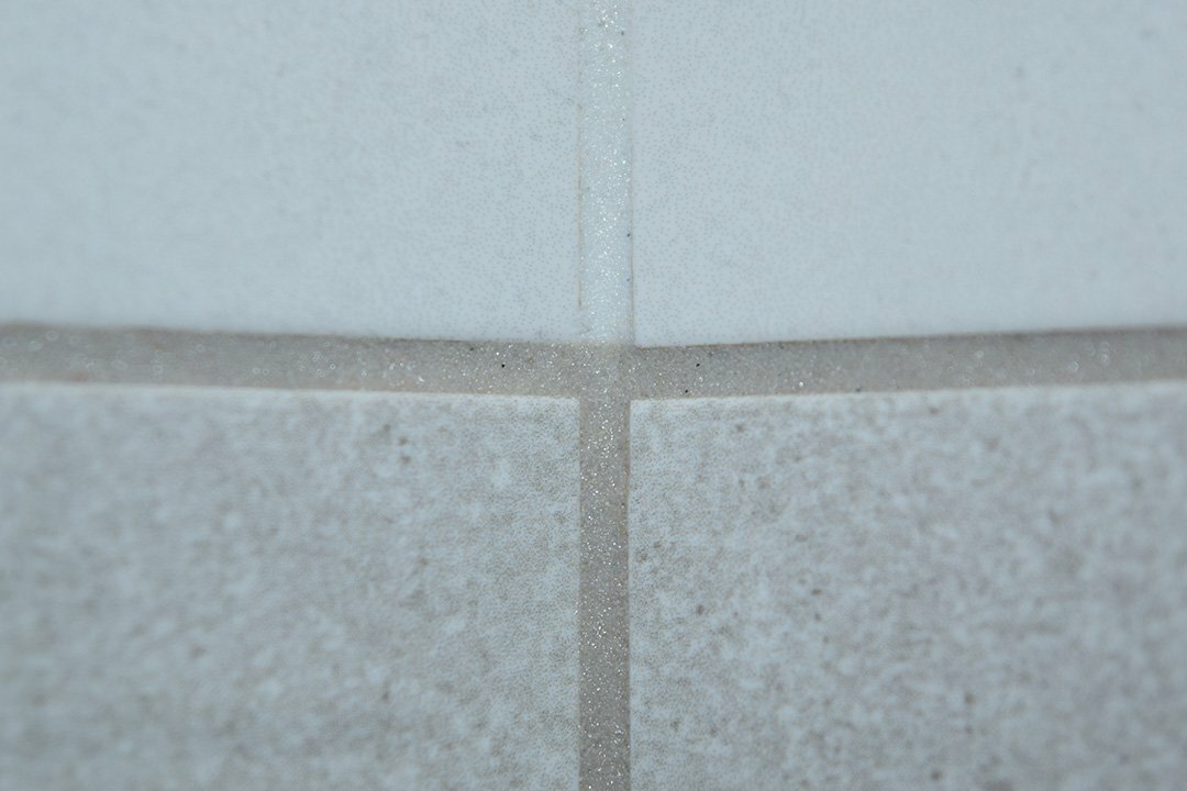 затирка litokol s.102 bianco ghiaccio на плитке, серебристо серая затирка, серая затирка, затирка для швов плитки, затирка жасмин на белой плитке