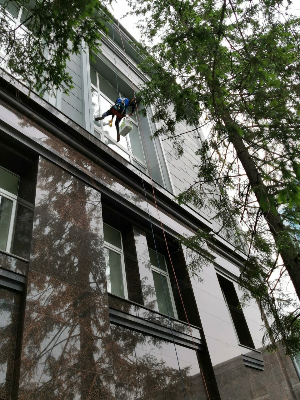 промышленный альпинизм мойка окон stgpro, высотная мойка окон альпинистами, промышленные альпинисты, промышленный альпинизм, промышленные альпинисты мойка фасада