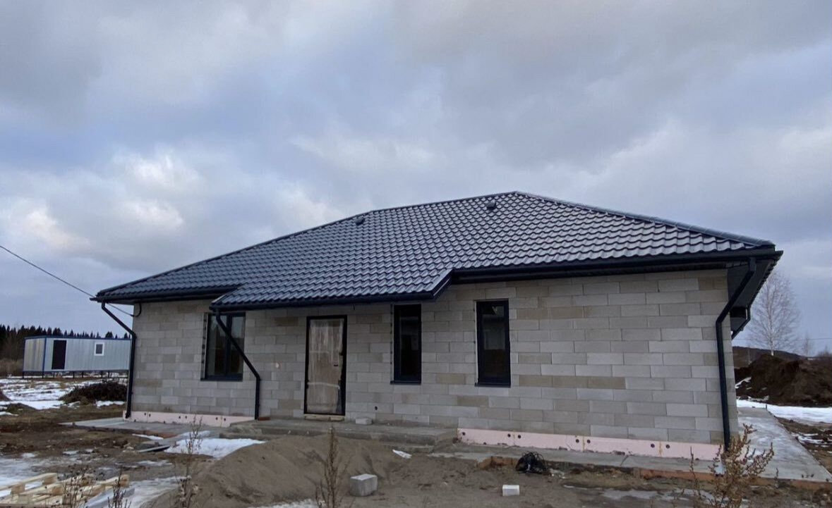 одноэтажный дом из газобетона 110 м2, дом из газобетона 85 кв м одноэтажный, вальмовая крыша одноэтажного дома из газобетона, одноэтажные дома из газобетона, одноэтажный дом из газоблока