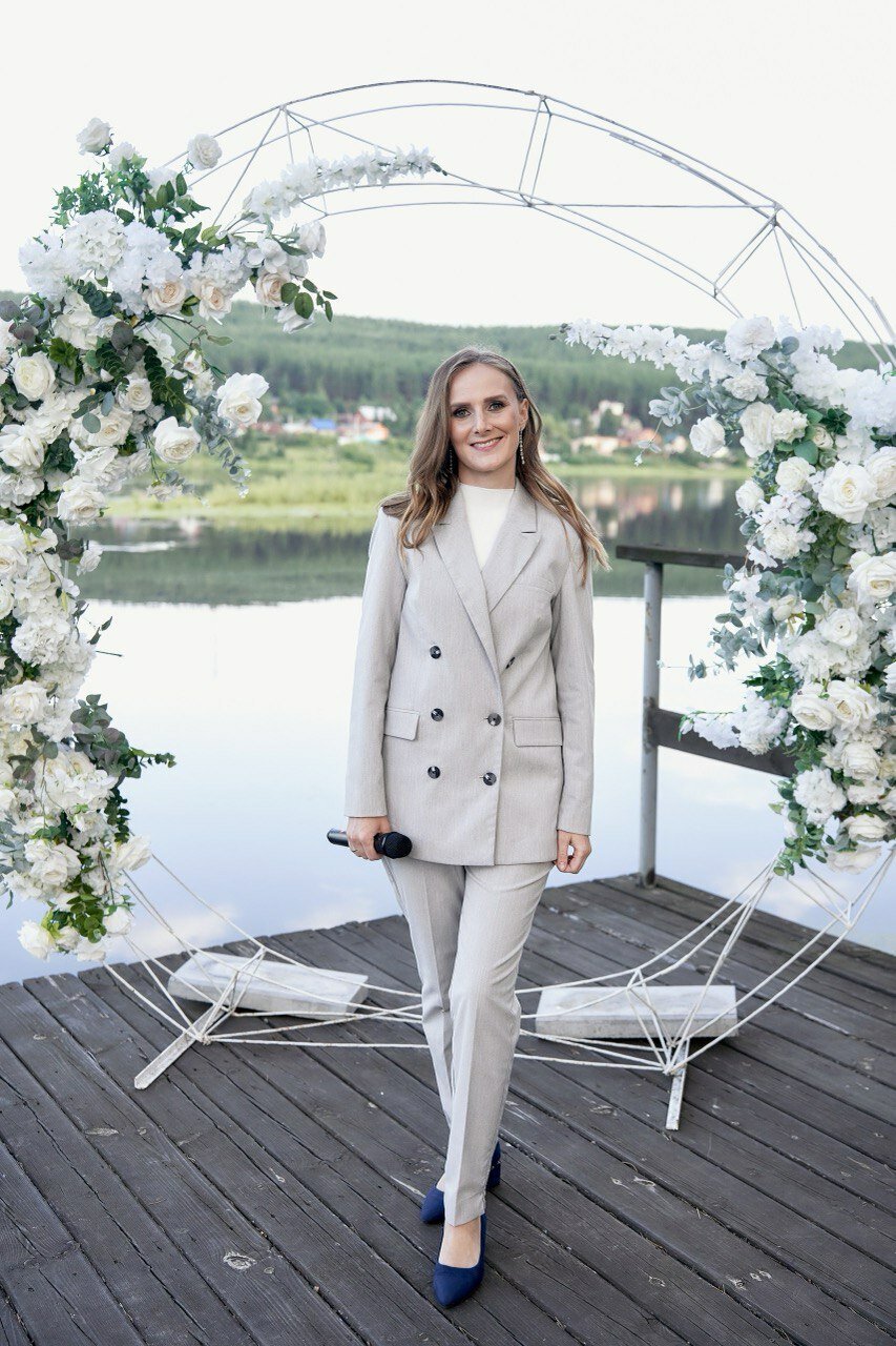 свадьба, женские жакеты, ведущая на свадьбу, свадебный ведущий, женские брючные костюмы