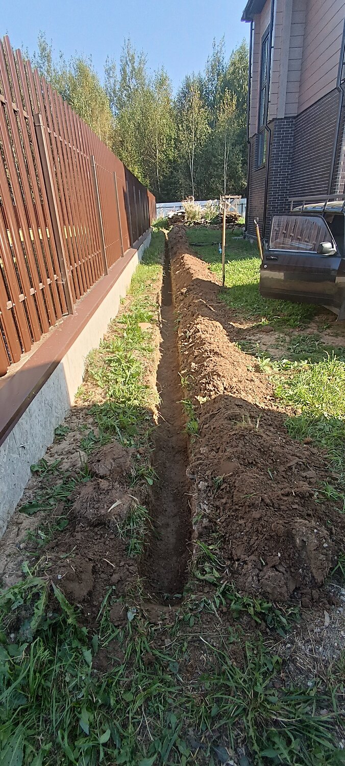 дренаж участка, дренажная канава, копка траншеи, дренажная канава вдоль забора, дренаж