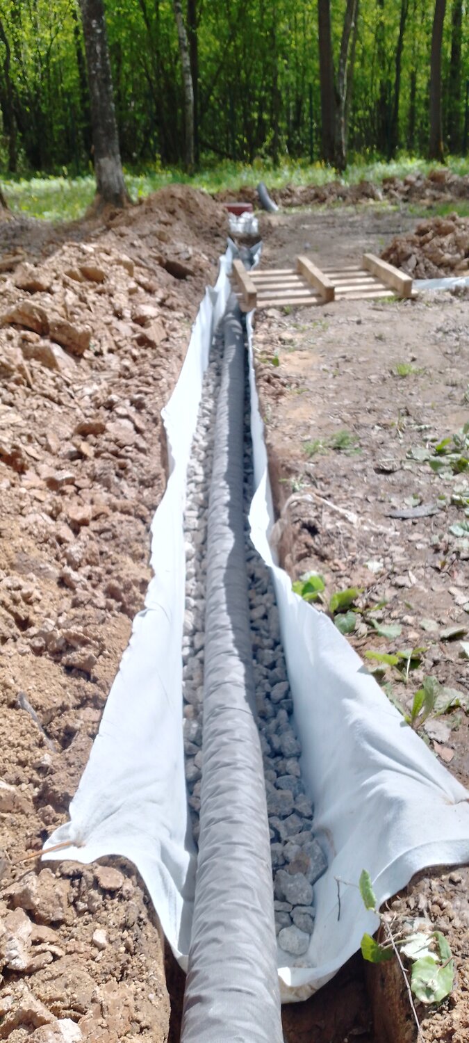 дренажная труба, дренажные трубы для отвода грунтовых вод, дренажные системы для отвода грунтовых вод, дренажная труба в геотекстиле, дренажная труба 110 в фильтре геотекстиль укладка