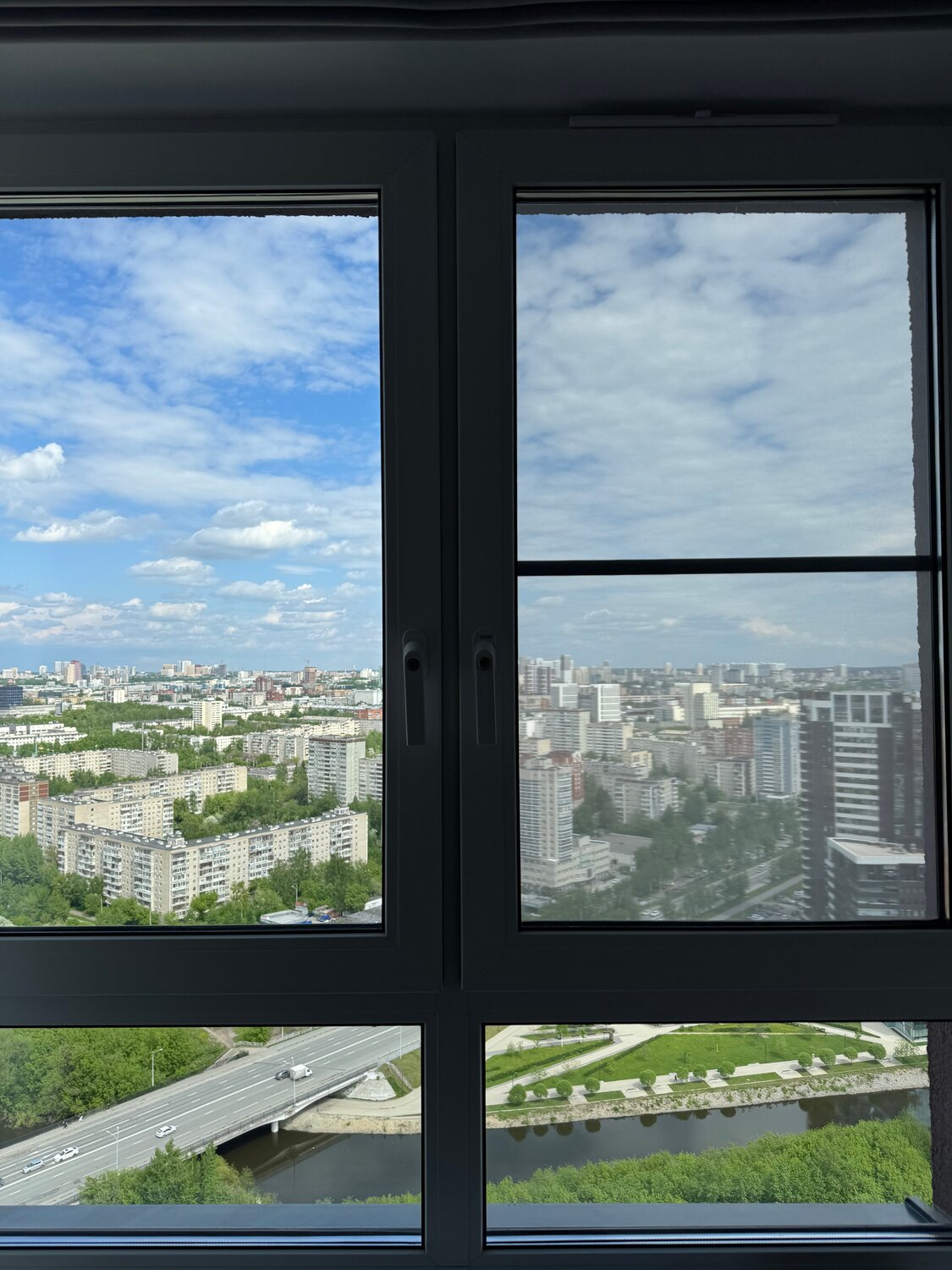 панорамный вид из окна, окно с видом на город, вид с окна, панорамное окно, остекление