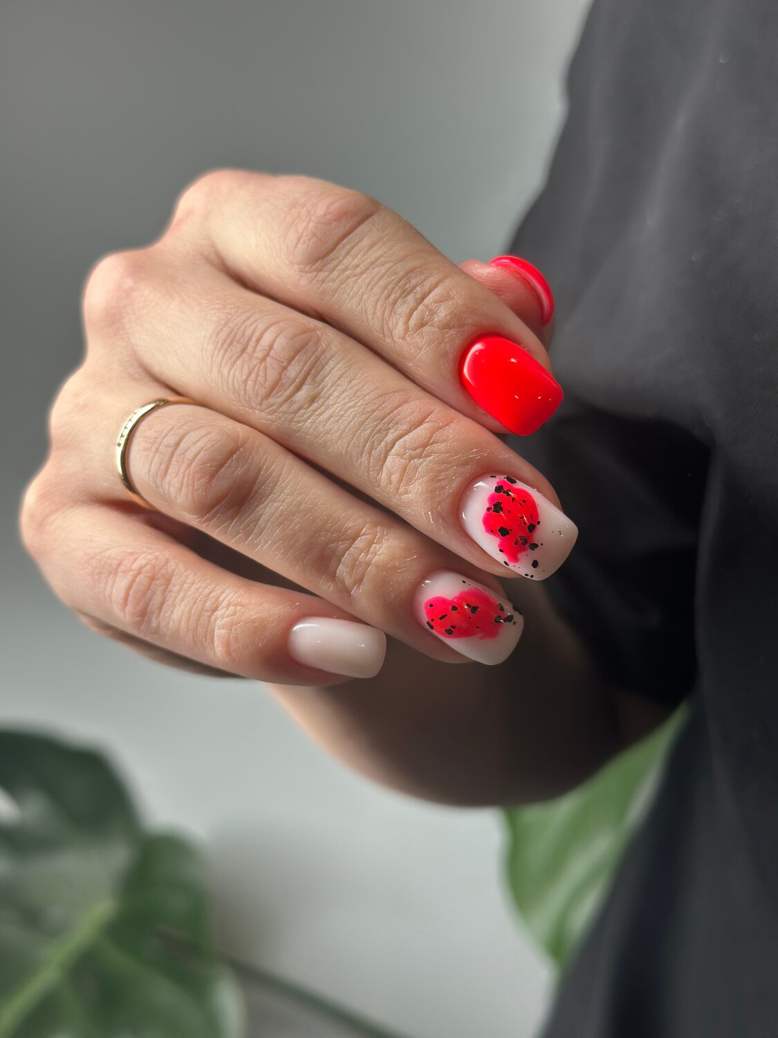 маникюр 💅, ногти, красный маникюр на короткие ногти, красный маникюр на лето, маникюр с арбузом на короткие ногти