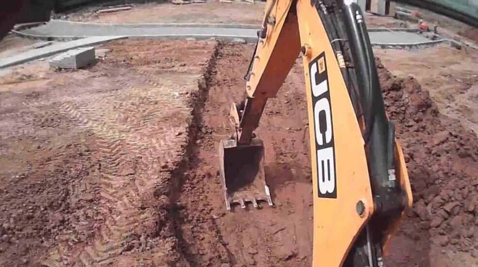jcb 3cx копает, копать траншею, копка траншеи, копка котлована, рытье котлована
