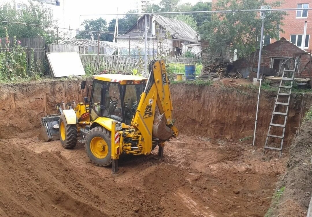 jcb копка котлована, копка траншеи, копка котлована, рытье котлована, экскаватор-погрузчик jcb 4cx копает