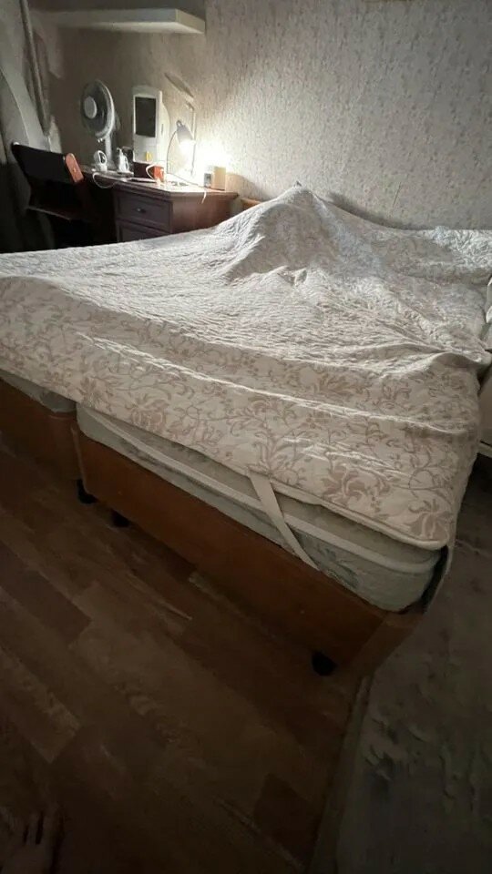кровати, кровать с матрасом, мебель в спальне, матрас, двуспальная кровать