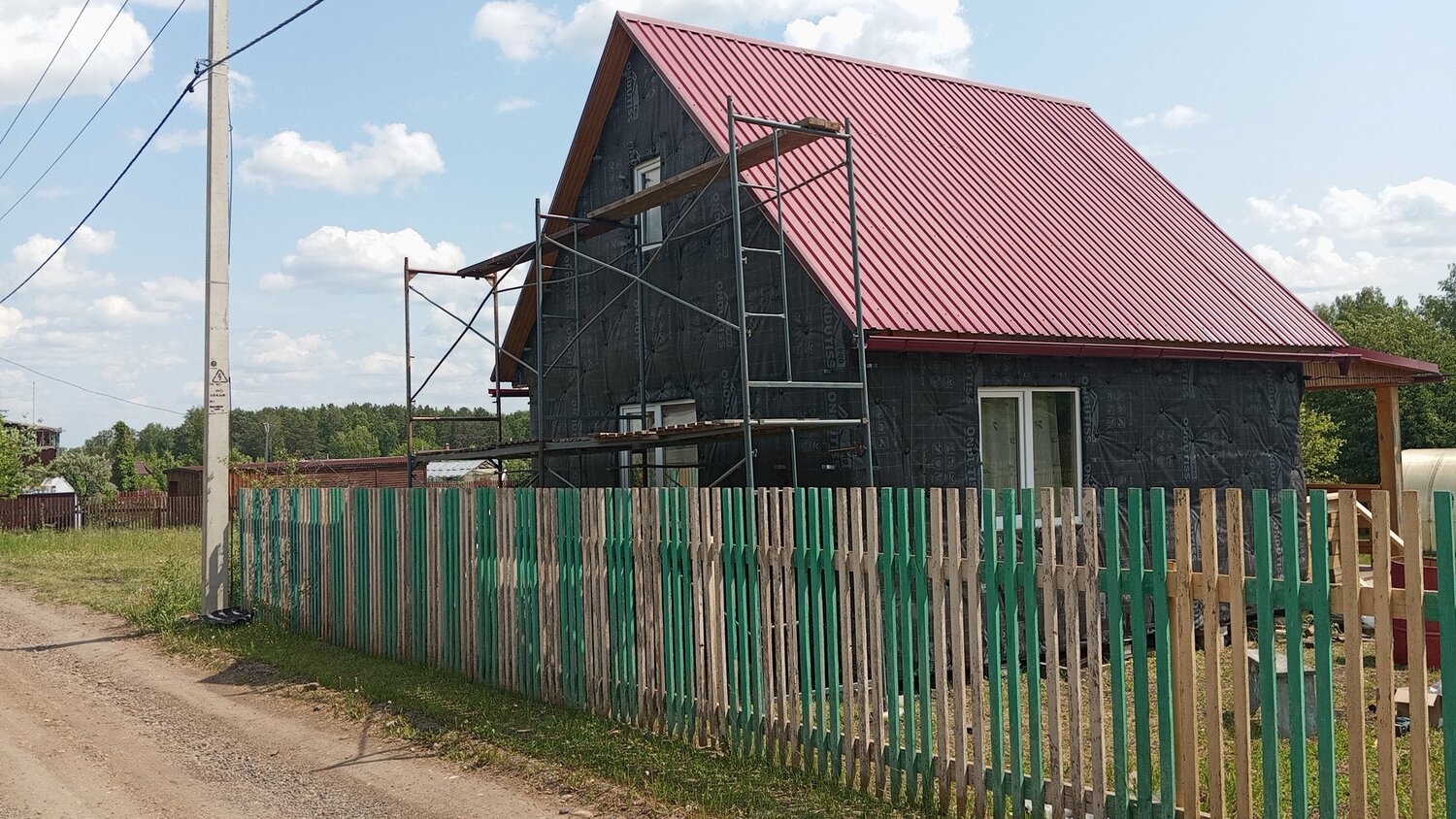 утеплить старый деревянный дом снаружи, крыша профлист, реконструкция дачи, профнастил на крыше, дома в деревне