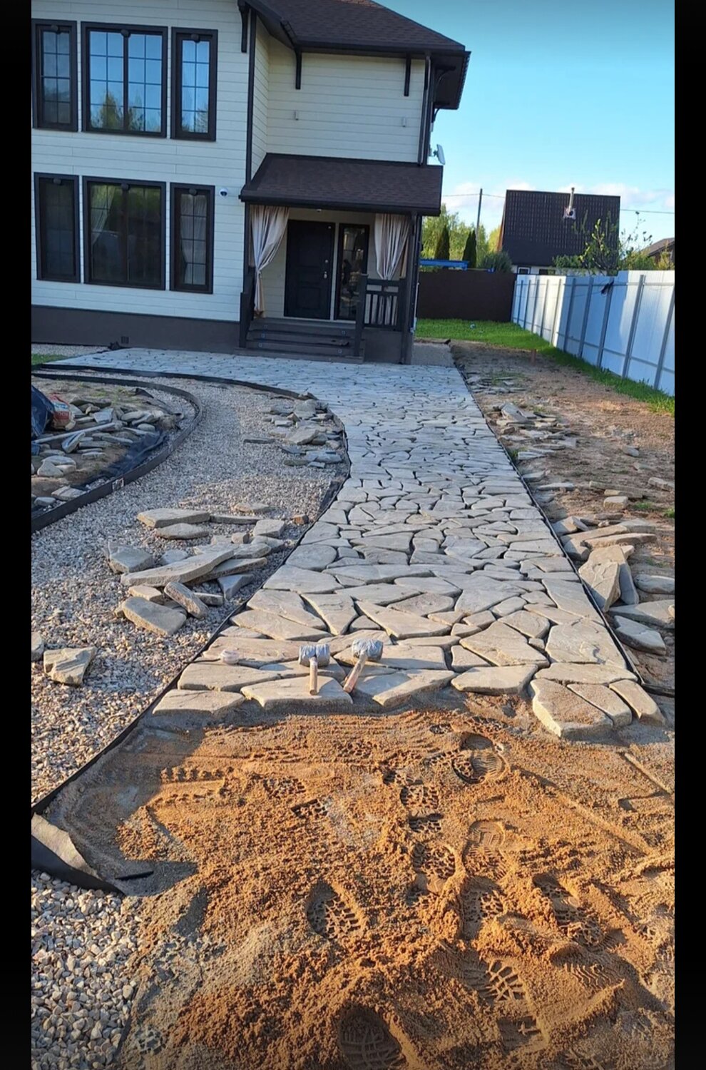 плитняк для дорожек, дорожка из плитняка, камень плитняк, укладка плитняка, плитняк для мощения дорожек