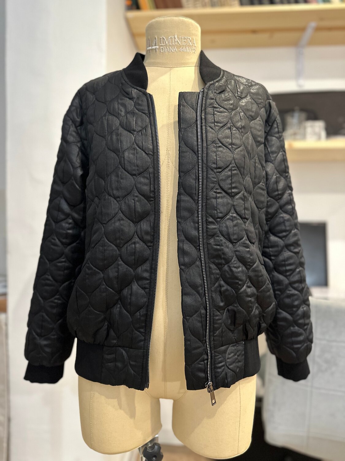 стеганая куртка, куртка бомбер, куртка модная, куртка, куртка женская