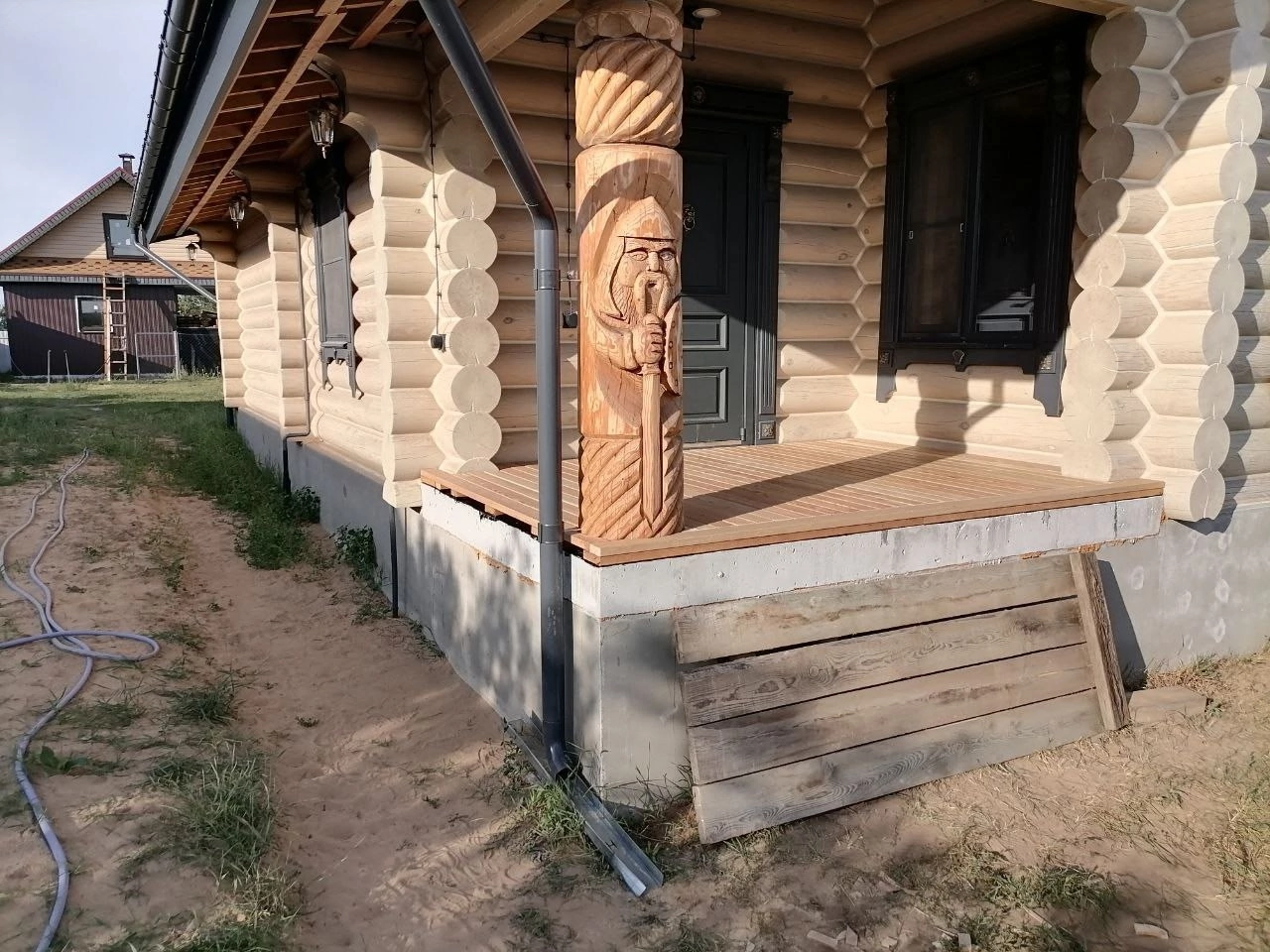 крыльцо для частного дома из бревна, деревянные дом, крыльцо в деревянном доме, сруб дом, сруб бани