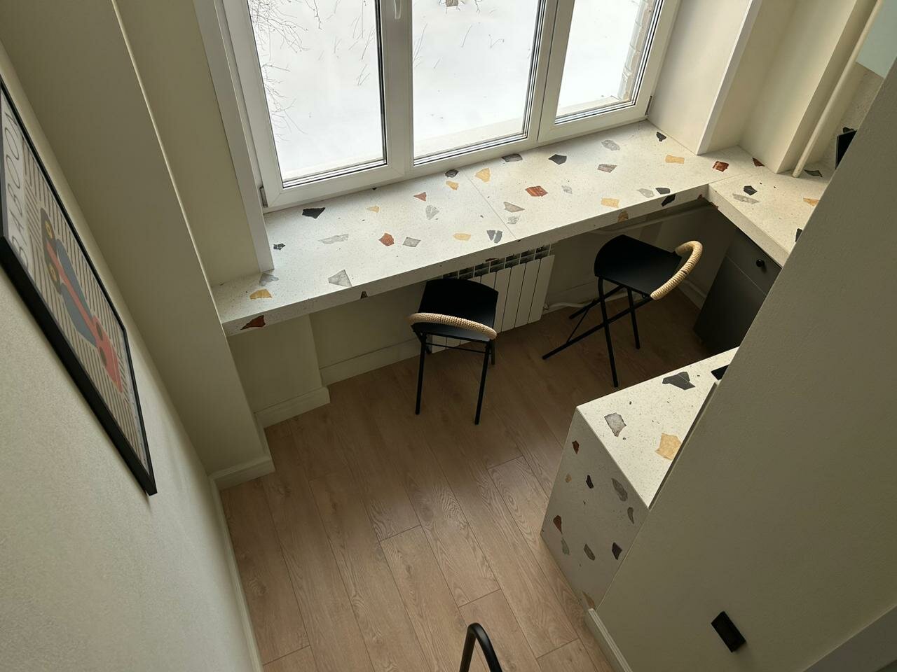 кухня с подоконником столешницей, столешница у окна на кухне, столешница вместо подоконника на кухне в хрущевке, кухня со столешницей под окном, стол вместо подоконника на кухне